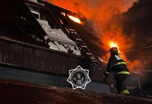 35 человек тушат крупный пожар в автосервисе Петропавловска (ВИДЕО)