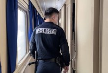 За один день двух пьяных пассажиров оштрафовали за срыв стоп-кранов в поездах