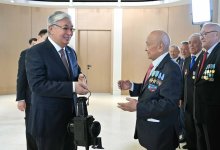 Фонарь железнодорожника подарили Токаеву