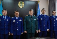 Летчики в буран спасали застрявших на трассах области Абай людей: награда нашла героев