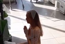 Обнаженная девушка молилась ананасам посреди супермаркета