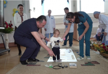 Алматинские медики перерезали путы спасенному ими ребенку