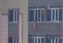 Девушка повисла на окне многоэтажки и едва не разбилась в Актау (ВИДЕО)
