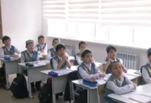 Школьную форму на национальную одежду сменили ученики в Актау