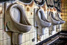Антисанитарный апокалипсис: казахстанца ужаснули туалеты на заправках