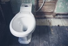 Без дверей и замков: состояние туалетов ТарГУ сняли на видео