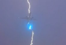 Момент удара молнии в самолет попал на видео
