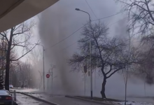 Фонтан кипятка: воду отключили в центре Алматы из-за прорыва теплотрассы