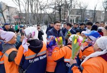 Аким Шымкента лично дарил цветы жительницам города (ВИДЕО)