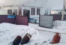 Пожарные вынесли три газовых баллона из горящего дома в Кокшетау