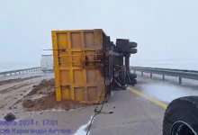 Грузовик перевернулся на трассе в Акмолинской области (ВИДЕО)