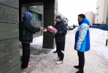 Боец ММА раздает спортинвентарь за вейпы в Астане