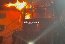 Многоэтажка полыхала открытым пламенем в Алматы (ВИДЕО)