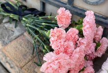 К посольству России в Казахстане несут цветы