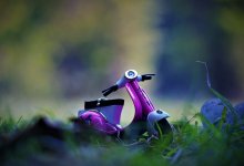 Курьер на мопеде серьезно пострадал после столкновения с легковушкой в Шымкенте