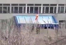 Вооруженные люди взорвали гранату и штурмуют отдел полиции (ВИДЕО)