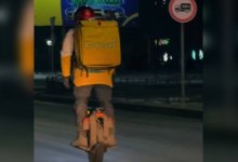 Курьер, разъезжающий на моноцикле, удивил казахстанцев (ВИДЕО)