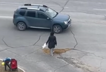 Жительница Актау "залатала" яму на дороге (ВИДЕО)