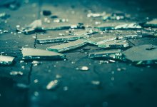 Стекло магазина разбил астанчанин