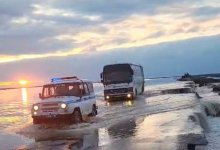 Тракторист застрял посреди реки в Алматинской области