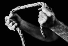 В Швеции мужчина задушил беременную подругу, потому что его мать не одобрила бы ее