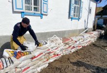 Курсанты помогают защитить дома в Акмолинской области от большой воды