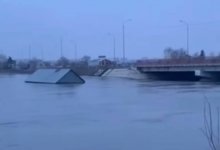 Крыша одного из домов уплыла в Костанайской области (ВИДЕО)