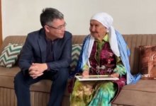 92-летняя пенсионерка помогала грузить мешки с землей в Атырауской области