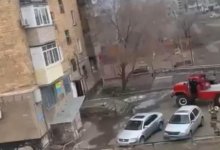 Женщина упала с восьмого этажа в Шахтинске (ВИДЕО)