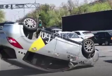 ДТП в Шымкенте: такси перевернулось (ВИДЕО)