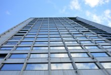 Психически нездоровый астанчанин выкидывал стройматериалы из окна многоэтажки (ВИДЕО)