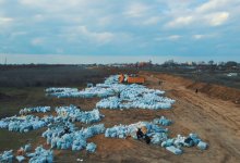 Активисты партии AMANAT возводят противопаводковую дамбу в Атырау