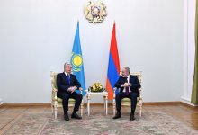 Токаев провел переговоры с Пашиняном