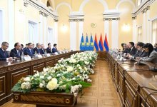 Токаев встретился с председателем Парламента Армении