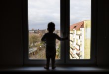 Трехлетняя девочка выпала из окна в Караганде