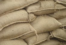 Воровали мешки с прибрежных дамб: в Атырау задержали шестеро человек