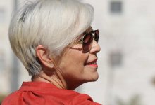 Стилист назвала модные стрижки, которые омолаживают