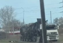 Грузовик с битумом опрокинулся на трамвайные пути в Павлодаре