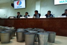 Первый замакима области принес 100 ведер на публичные слушания в Актау