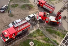 53 человека эвакуировали при пожаре в многоэтажке Уральска