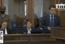 Адвокат Бишимбаева потребовал удалить из зала людей в футболках с принтами