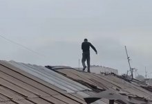 Мужчина пытался спрыгнуть с крыши дома в Павлодаре (ВИДЕО)