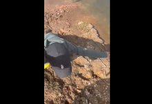 Полицейский помог выбраться ребенку, провалившемуся в грязь