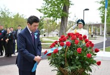 Председатель Мажилиса возложил цветы к памятнику Маншук Маметовой