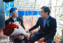 Партийцы поздравили фронтовика Владимира Дровосекова