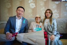 Партийцы AMANAT поздравили ветерана труда