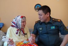 С двумя праздниками поздравили ветерана войны военнослужащие в Алматы