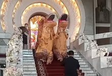 ЗАГС юрского периода: молодожены пришли на регистрацию в необычных костюмах