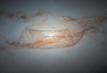 Телескоп Hubble показал "закрученную" галактику в созвездии Девы