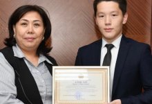 Спасшему троих атырауцев из пожара школьнику вручили подарок